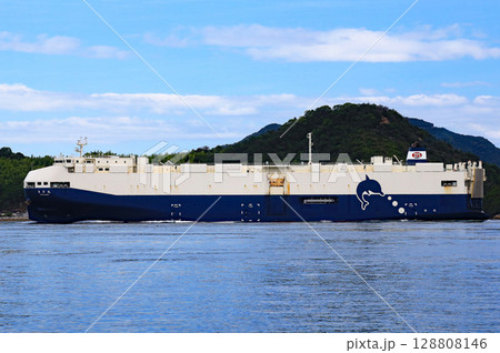 来島海峡を航行するローロー船 来島海峡を航行するローロー船 128808146