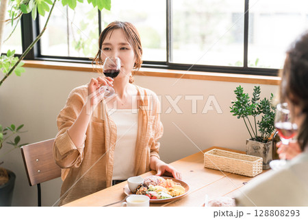 ランチ会でワインを飲む女性（ママ友・友人・息抜き） 128808293