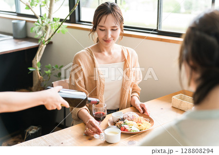 ランチ会でワインを飲む女性（ママ友・友人・息抜き） 128808294