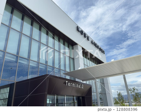 青空に映える神戸空港ターミナル2 128808396