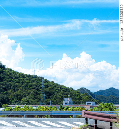 青空と夏雲の何気ない夏の田舎の風景 青空と夏雲の何気ない夏の田舎の風景 128808520