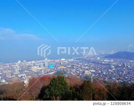 青ノ山山頂展望台より望む街並み(香川県宇多津町) 青ノ山山頂展望台より望む街並み(香川県宇多津町) 128808634