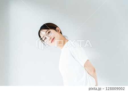 Tシャツ姿の女性ポートレート 128809002