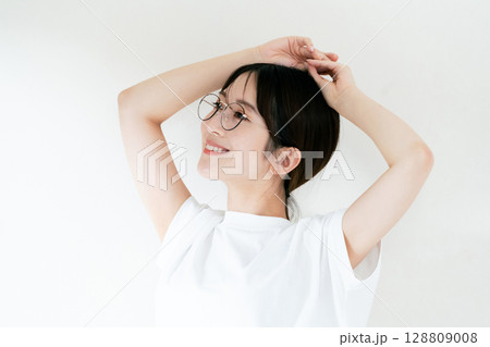 Tシャツ姿の女性ポートレート 128809008