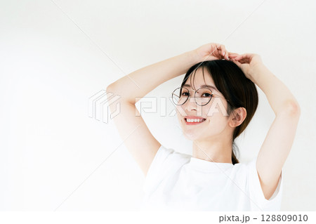 Tシャツ姿の女性ポートレート 128809010