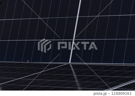 太陽光パネルを住宅の屋根に設置する工事　作業の様子 128809161