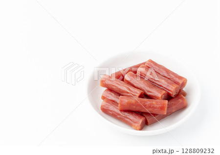 白背景にお皿に載せたドライソーセージ（カルパス） 128809232