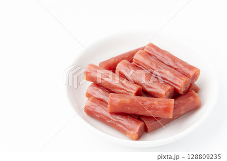 白背景にお皿に載せたドライソーセージ（カルパス） 128809235