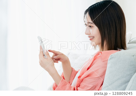 スマホを見る若い女性 128809245