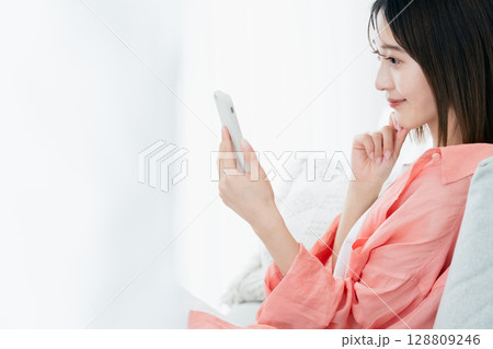 スマホを見る若い女性 128809246