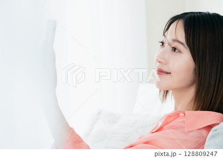 スマホを見る若い女性 128809247