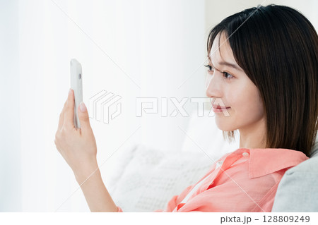 スマホを見る若い女性 128809249