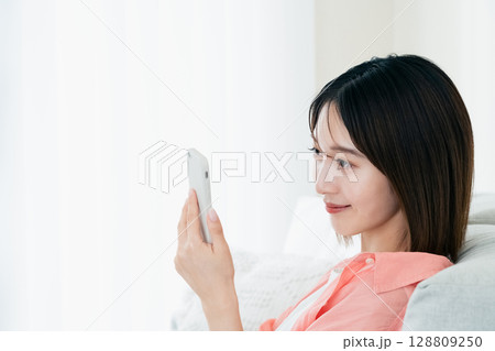 スマホを見る若い女性 スマホを見る若い女性 128809250