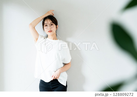 若い女性のポートレート 128809272