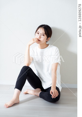 若い女性のポートレート 128809278