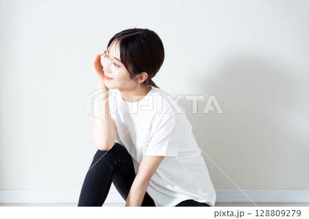 若い女性のポートレート 128809279