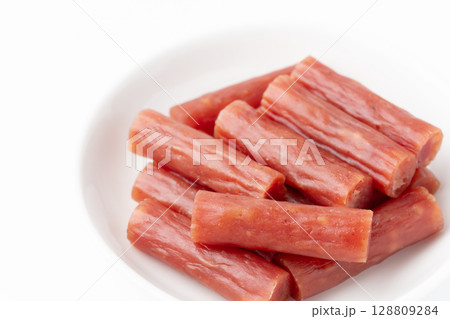 お皿に載せたドライソーセージ（カルパス）のクローズアップ 128809284