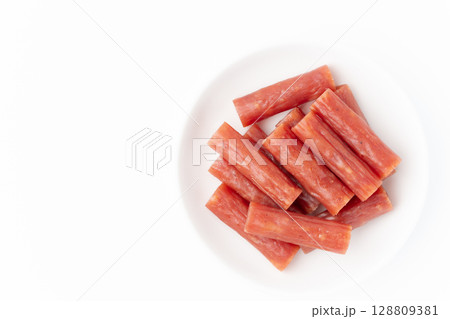 白背景にお皿に載せたドライソーセージ(カルパス) 白背景にお皿に載せたドライソーセージ(カルパス) 128809381