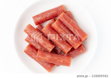 白背景にお皿に載せたドライソーセージ（カルパス） 128809382