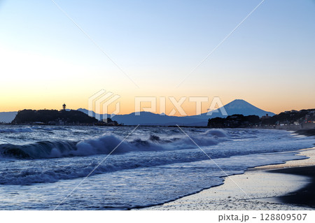 湘南の海　夜明けの七里ヶ浜海岸 128809507