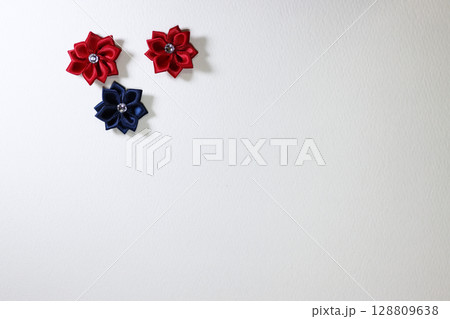 白背景にお花のワンポイント 128809638