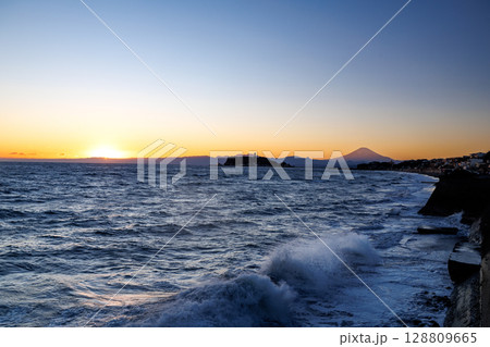 湘南の海　七里ヶ浜海岸のサンセット 128809665