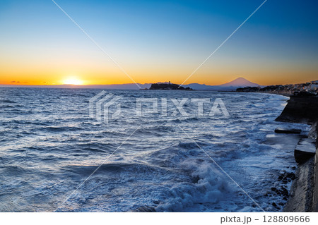 湘南の海　七里ヶ浜海岸のサンセット 128809666