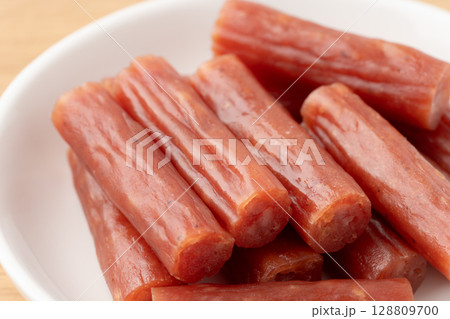 お皿に載せたドライソーセージ（カルパス）のクローズアップ 128809700