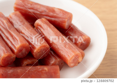お皿に載せたドライソーセージ（カルパス）のクローズアップ 128809702