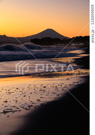 湘南の海　黄昏時の七里ヶ浜海岸 128809809