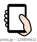 スマートフォンを持つ手 128809812
