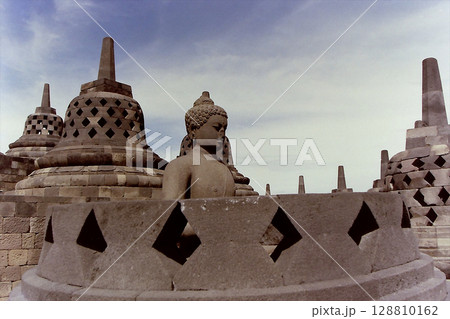 Buddha statues / ボロブドゥール寺院遺跡群，境内の内側 仏塔と仏像の石碑群 側面撮り 128810162