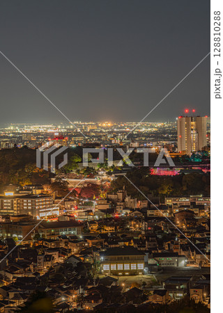 卯辰山から眺める金沢市の夜景 128810288