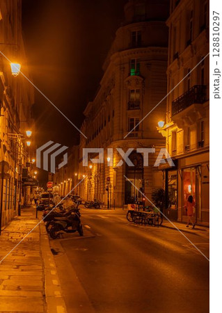 夜のパリを歩く女性 128810297