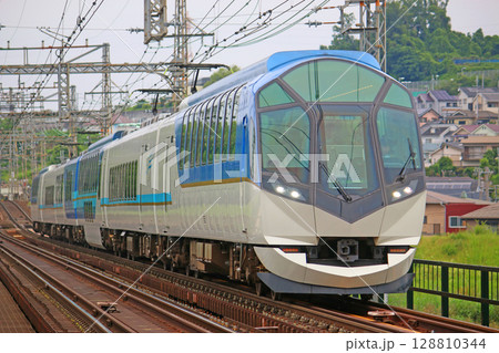 近鉄大阪線を走行する「しまかぜ」 128810344