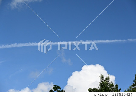 夏空の飛行機雲 夏空の飛行機雲 128810424