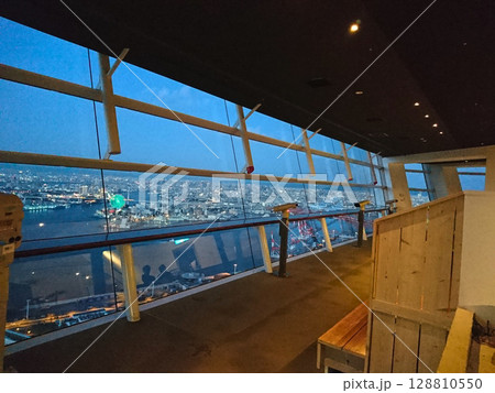高層ビル展望台からの大阪の夜景 128810550