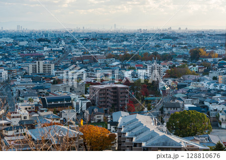 高台から望む箕面市と大阪の街並み。 128810676