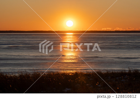 野付半島に沈む黄金の夕日 128810812