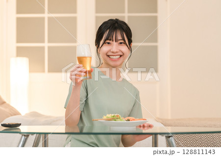 家の寝室で晩酌する若いアジア人女性(ビール,家飲み,飲酒習慣) 家の寝室で晩酌する若いアジア人女性(ビール,家飲み,飲酒習慣) 128811143