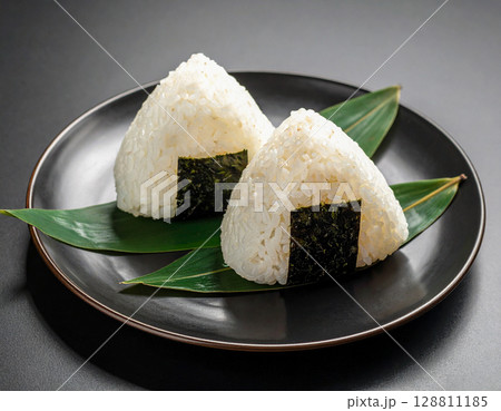 黒い皿にのったおにぎり 黒い皿にのったおにぎり 128811185