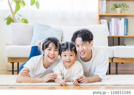 リビングでくつろぐ家族。 128811189