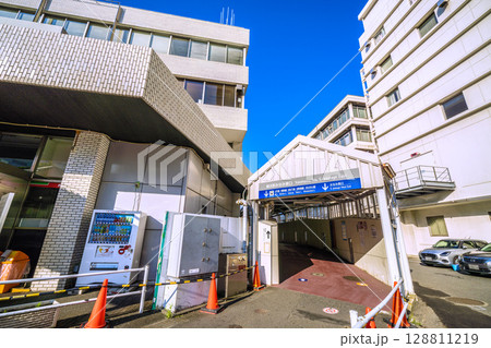 日本の横浜都市景観　横浜駅みなみ東口出入口などを望む 128811219