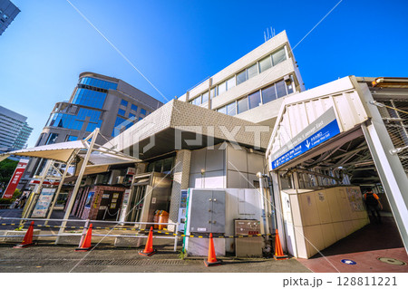 日本の横浜都市景観 横浜駅みなみ東口出入口などを望む 日本の横浜都市景観 横浜駅みなみ東口出入口などを望む 128811221