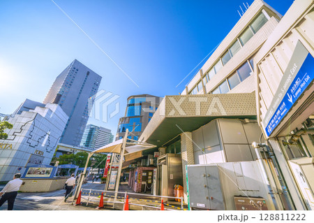 日本の横浜都市景観　横浜駅みなみ東口出入口などを望む 128811222