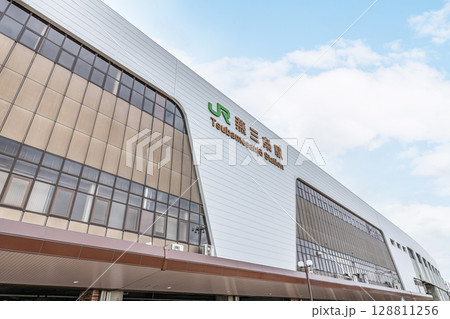 新潟県三条市　晴天のJR燕三条駅 128811256