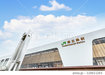 新潟県三条市 晴天のJR燕三条駅 新潟県三条市 晴天のJR燕三条駅 128811263