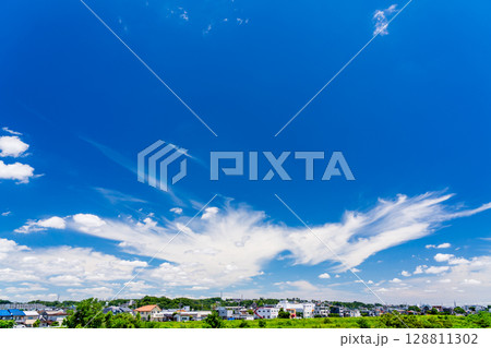 夏の青空と住宅街 128811302