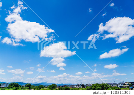 夏の青空と住宅街 128811303