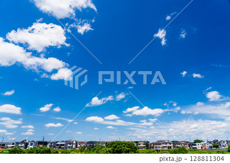 夏の青空と住宅街 夏の青空と住宅街 128811304